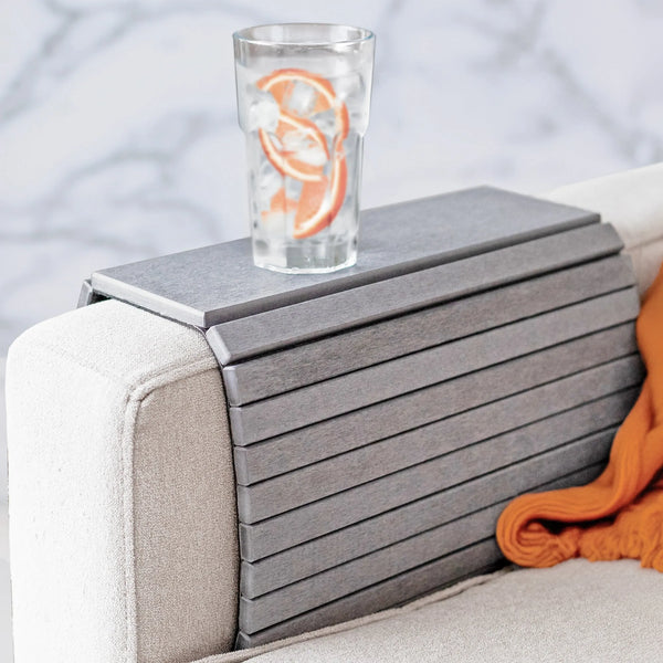 Esteira para Sofá Absorvente | Drysofa | Loja Momo - Loja Momo Lifestyle - Acessórios para Sofá, ajustável, antiderrapante, apoio para controle remoto, bandeja, Bandeja esteira, Bandeja Esteira para Sofá, bebidas, braço de sofá, conforto no sofá, dobrável, Melhor Presente, mesa para sofa, Presente, Proteção contra Derramamentos, seca em 1 minuto, super absorvente
